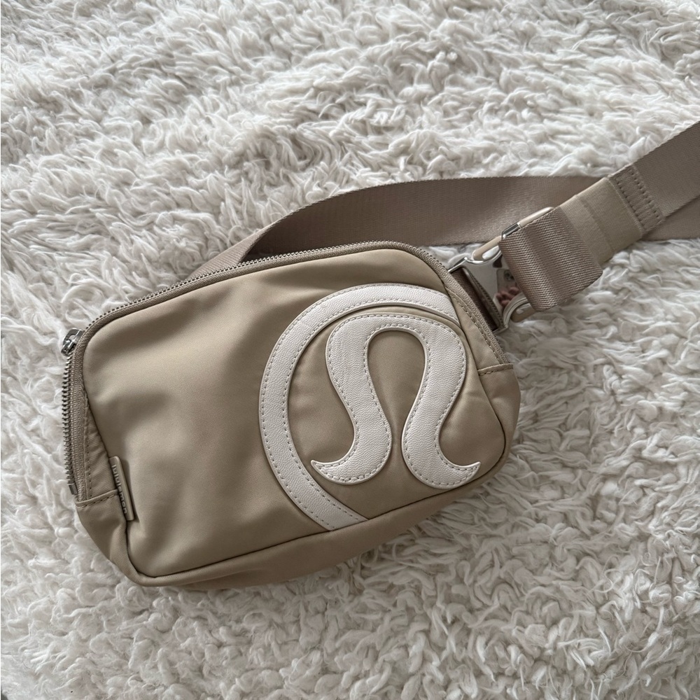 Lululemon logo Everywhere Belt Bag